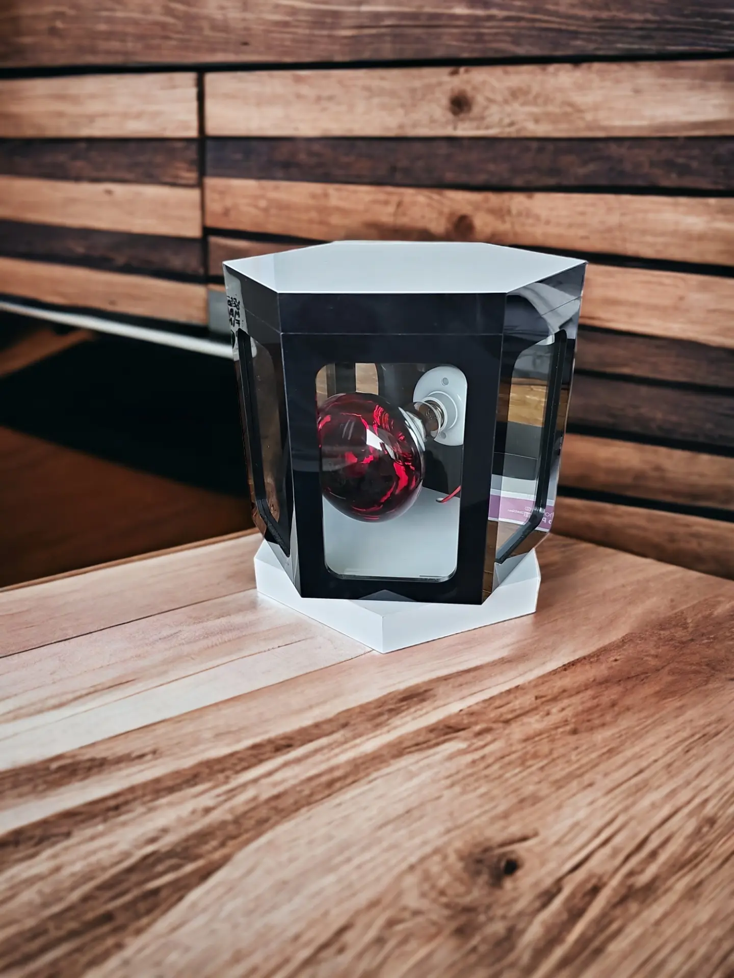 Demonstratiebox met zonwerende glasfolie en warmtelamp om warmtewering bij folieadvies te tonen