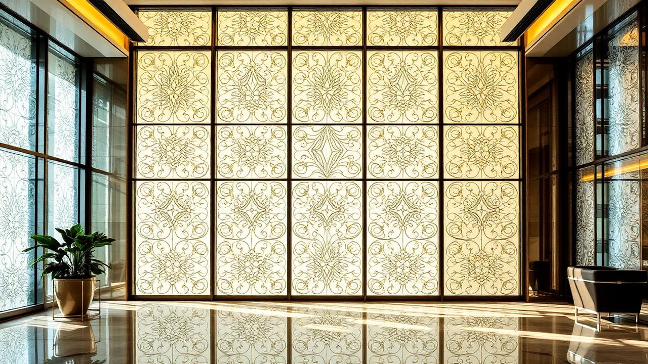 Luxe lobby met decoratieve raamfolie patronen